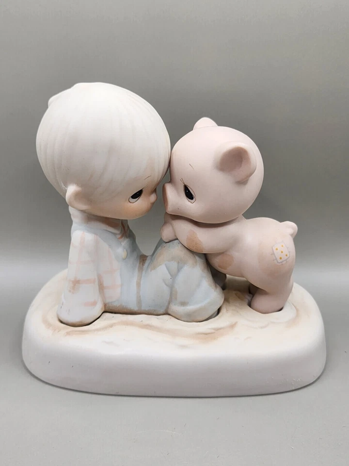Figura Precious Moments We're In It Together niño y cerdo en barro Foto 1 de 4