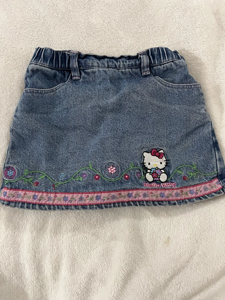 Pantalón corto vaquero bordado vintage Y2K Sanrio Hello Kitty para niña talla 4T Foto 1 de 4