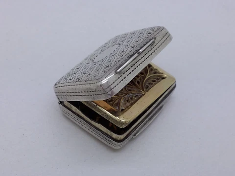 William IV Solid Silver Vinaigrette by Thomas Shaw 1833 Birmingham - 10g Cover
