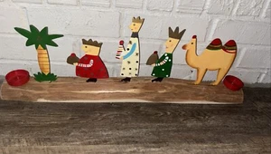 Weihnachtskrippe bemalt Metall Weihnachtskönige und Kamel auf Holzsockel - Bild 1 von 8