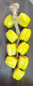 PIMIENTOS DE CERÁMICA AMARILLA EN CUERDA DE YUTE 23" DECORACIÓN COLGANTE COCINA PATIO HOGAR - Imagen 1 de 5