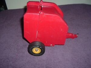 Scale Models New Holland Round Baler 1980's 1:16 Scale...No Reserve