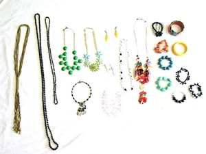 Vintage & Mod Jewelry Lot Necklaces Bracelets Bangles Wood Metal Pearls Flower - Picture 1 of 12