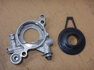 Genuine OEM Husqvarna 570 Chainsaw Oiler Pump with Drive Gear - Picture 1 of 3