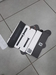 Apple Watch SE Nike 44mm Space Grau Aluminiumgehäuse mit Anthrazit/Schwarz - Bild 1 von 8