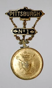 ANTIGUA INSIGNIA MEDALLA MASÓNICA c1900 CABALLEROS TEMPLARIOS PITTSBURGH COMANDANDERY No.1 - Imagen 1 de 4