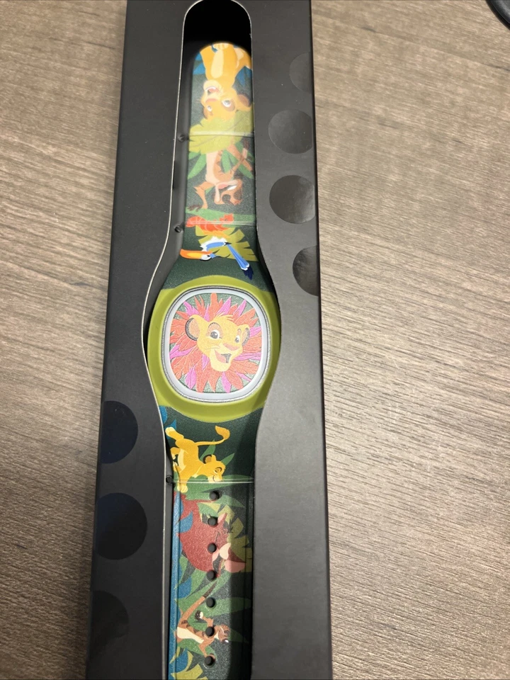NUEVO 2024 Disney Parks Magic Band Plus El Rey León Simba Timón y Pumba VERDE  Foto 1 de 1