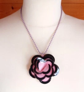 Schöner Vintage großer Acryl 3D rosa Blume Anhänger und Halskette - Bild 1 von 7