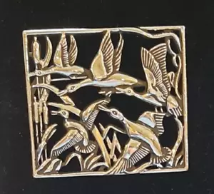 VINTAGE BROOCH DESIGNED BY LITTLE NEMO, FEATURING FLYING DUCKS - Picture 1 of 5