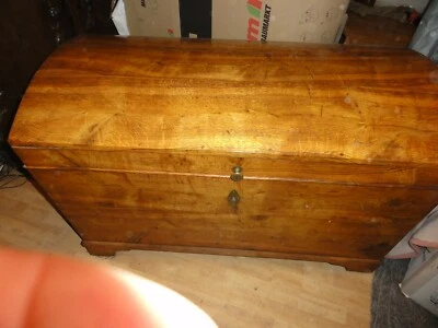 truhe rundeckeltruhe holztruhe antike reisetruhe ca 1700 ? nußholz eiche ? - Bild 1 von 4
