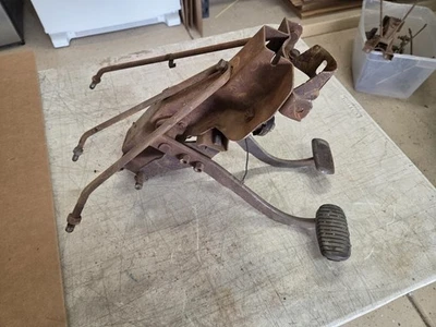 Chevrolet 1957 conjunto de pedal de freno y embrague OEM usado Chevy Foto 1 de 4