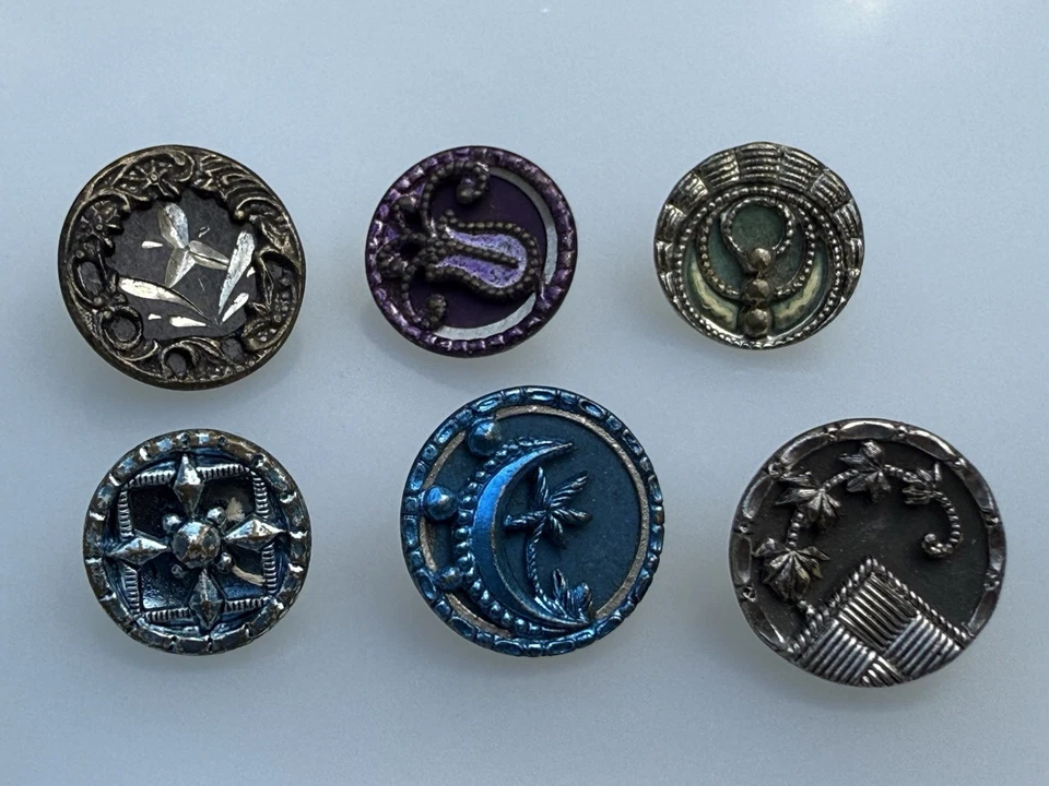 Antiguo lote de botones victorianos de metal tintado (6) - Grabado, luna creciente y estrellas Foto 1 de 4