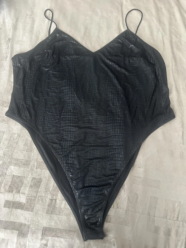 Body Shein Curve para mujer 5XL negro imitación cuero piel de serpiente cuello en V talla grande Foto 1 de 4