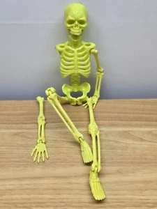 "Esqueleto de Halloween verde brillante colgante decoración de plástico brazo suelto de 15"" de alto" - Imagen 1 de 7