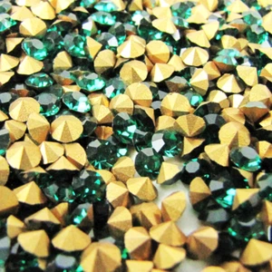(50) Vintage Swarovski EMERALD Rhinestones Gold-Foiled Pointed Backs - 32pp - Picture 1 of 3