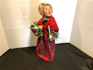 Byers Choice 2014 Family Decorating Woman - Wreath, Nativity, Candle, Gold Garla - Picture 1 of 6