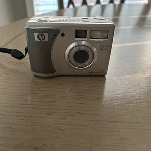 HP PhotoSmart 935 5.3MP Digital Camera - Silver - Model Q2214A - Picture 1 of 6