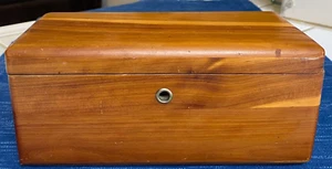 Caja de baratijas de joyería de cofre de cedro miniatura Lane de colección McMahan's Bakersfield CA 9B - Imagen 1 de 5