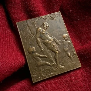 Antiguo hombre desnudo niño firmado Pawlik antiguo Viena placa de bronce medalla arte de Austria - Imagen 1 de 7