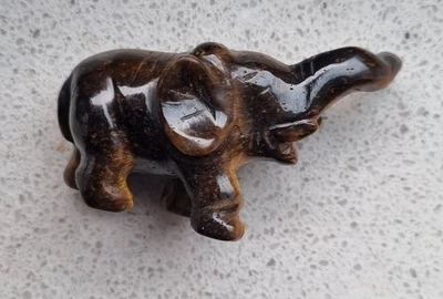 Figur ELEFANT, handgeschnitzt aus Quarz Tigerauge; 6 x 3 x 4 cm; KA25-0004 - Bild 1 von 2