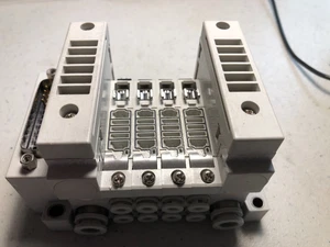 Colector de 4 posiciones SMC VV5Q11-04C4FU0-NS - Imagen 1 de 3