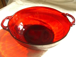 Rote Pressglasschale mit Griffen (#I218) - Bild 1 von 7