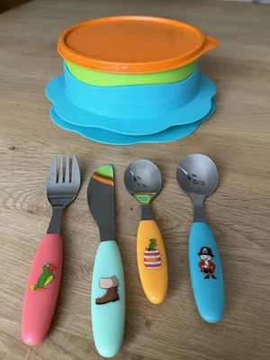 Tupperware TupperCare Kinderteller mit Deckel und rutschfester Basis + Besteck - Bild 1 von 4