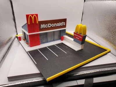 MC DONALDS S SCALE BUILDING-DIORAMA - Image 1 of 4