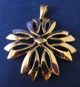 Colgante Vintage Tono Dorado Diseño Recortado - Corona Trifari - Imagen 1 de 4