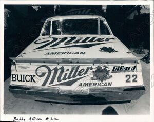 1985 NASCAR Crew Of Bobby Allison travaille sur sa voiture dans le garage photo de presse
