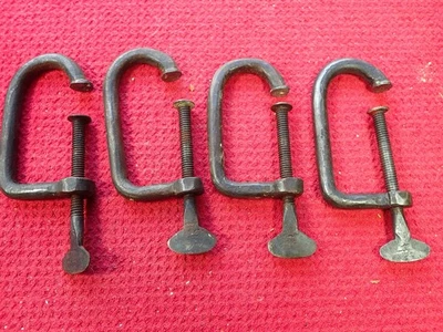 Juego de cuatro (4) abrazaderas de acolchado antiguas forjadas a mano primitivas Foto 1 de 4