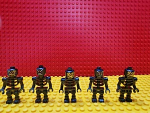 Lotto 5 LEGO Scheletro Halloween Minifigures Castello dei Pirati Esercito Zombie Nero NUOVO - Foto 1 di 2