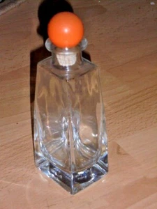 Moderne Glaskaraffe mit orangem Stöpsel - klares Glas- Deko 18,5x6x5 cm signiert - Bild 1 von 5