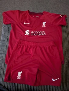 Nike Liverpool FC 2022/23 Football Home Kit 122-128 cm (T25) - Foto 1 di 13