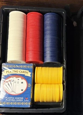 Cardinal’s Texas Hold ’Em Tournament Poker Set w/ Travel Case New  Complete Set! - Image 1 of 4