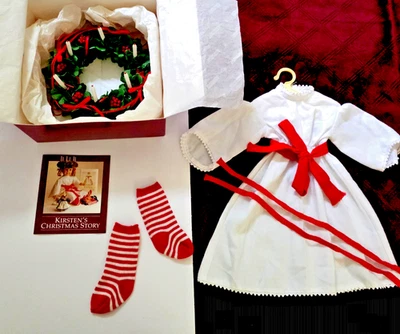 American Girl Kirsten St Lucia Wreath w Burgundy Box & Pleasant Company Gown Lot Foto 1 de 4