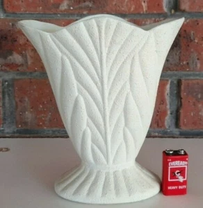 VINTAGE AUSTRALIAN TEXTURED VASE..No.302  18.5cms high - Bild 1 von 4