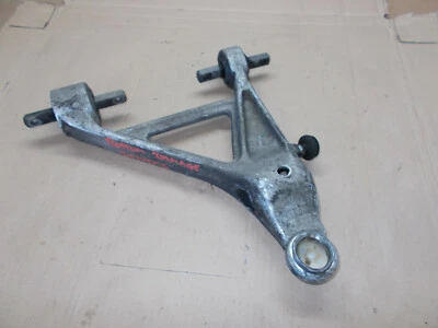 2012 FERRARI 458 SPIDER (ТИП F142) ДРАЙВЕРЫ O/S ПРАВЫЙ ПЕРЕДНИЙ НИЖНИЙ РЫЧАГ 235133  - Изображение 1 из 4