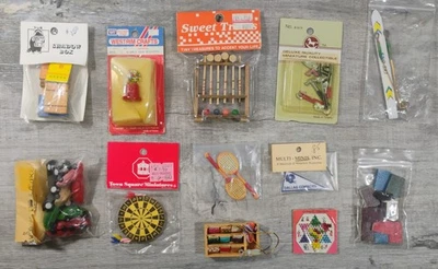 Lote de miniaturas divertidas vintage para casa de muñecas juegos herramientas deportivas juguetes más precintados 1:12 Foto 1 de 4