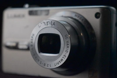 [US Duty Paid] Panasonic Lumix DMC-FX07 Compact Digital Camera Gold 6307 - Image 1 of 4