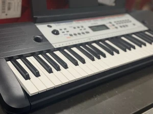 Teclado electrónico Yamaha PSR-E373 - negro - Imagen 1 de 15