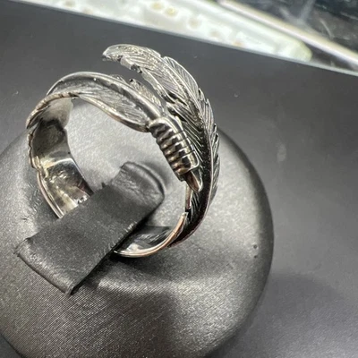 Anillo de plumas de plata de ley tamaño libre y unisex simple pero detallado Foto 1 de 4