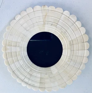 Runder Mosaik-Knochen-Inlay-Rahmen mit gewellter Kante 8 3/4” Durchmesser - 3,5” Fotoraum - Bild 1 von 6