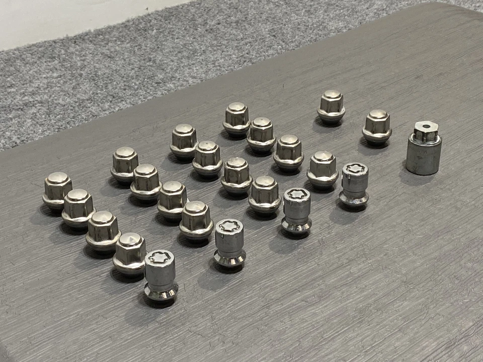 🔅 Juego de tuercas y bloqueo de rueda Ford Fusion SE HYBRID 2018 2,0 L 4 ruedas OEM Foto 1 de 4