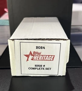 JUEGO COMPLETO 2024 Topps Heritage High Number (501-725) en mano con SP ~ 225 en total - Imagen 1 de 4