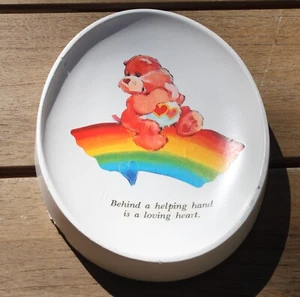 Portaplaca/baratijas Care Bear 1983 vintage - "Detrás de una mano amiga hay un amoroso - Imagen 1 de 3