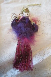 FEENORNAMENT PORZELLAN PIXIE ENGEL SCHMETTERLING LILA FEDERN FRANSEN - GOLDMASKE - Bild 1 von 12