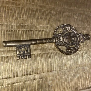 Vintage Schlüssel aus messingfarbenem, dekorativ verziertem Metall mit einem Loch zum Aufhängen. - Bild 1 von 5