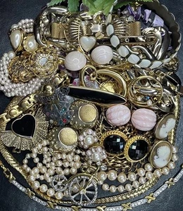 Vintage To Now All Wearable Jewelry Lot~Gold Tone Faux Pearl & More - Picture 1 of 8