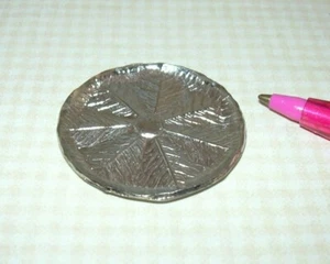 Bandeja plateada redonda en miniatura #9, motivo de hoja: miniaturas de casa de muñecas escala 1:12 - Imagen 1 de 1